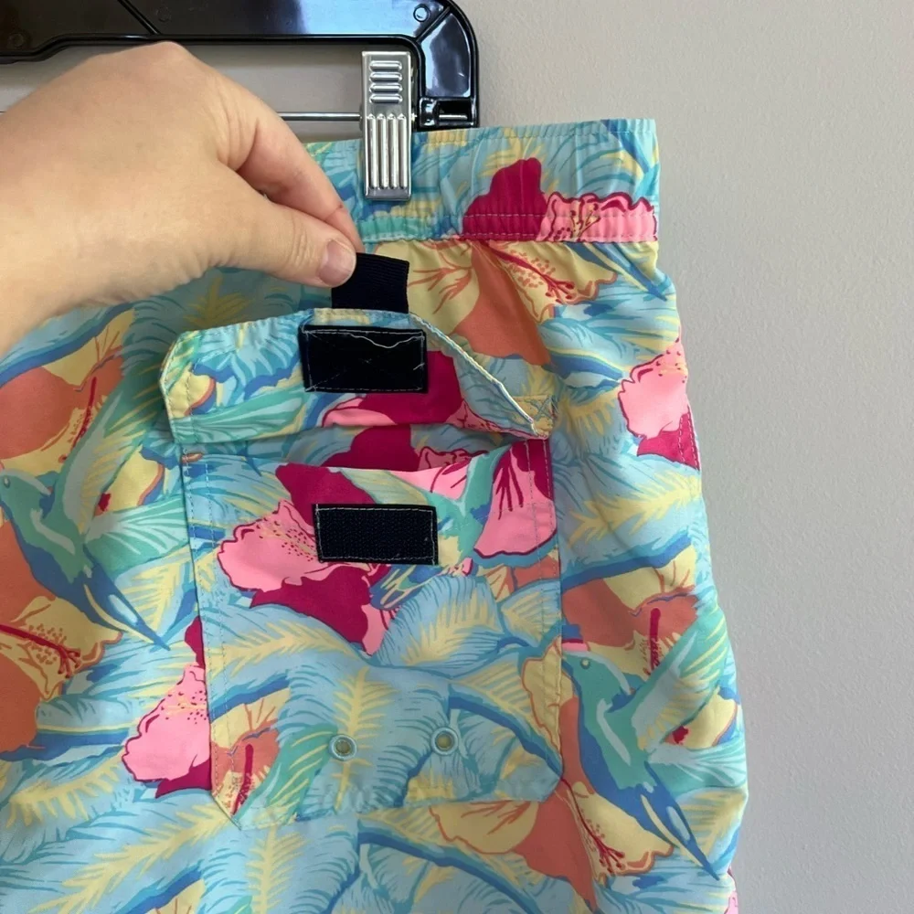 VINEYARD VINES 7” Chappy Printed Floral Hummingbird Swim Trunks, Blue/Red, L